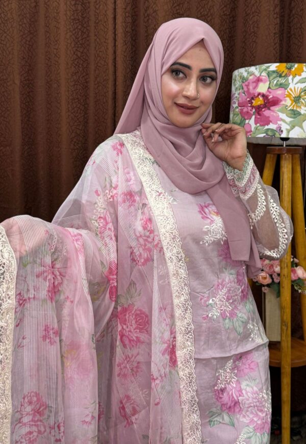 Pakistani Baroque inspired Stitched 3 piece kamiz Set